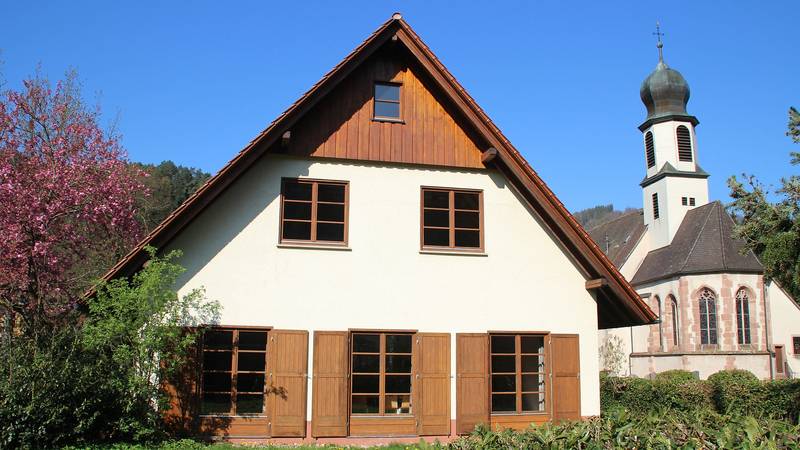 Evangelisches Gemeindehaus Gutach und Kirche vom Parkplatz aus fotografiert