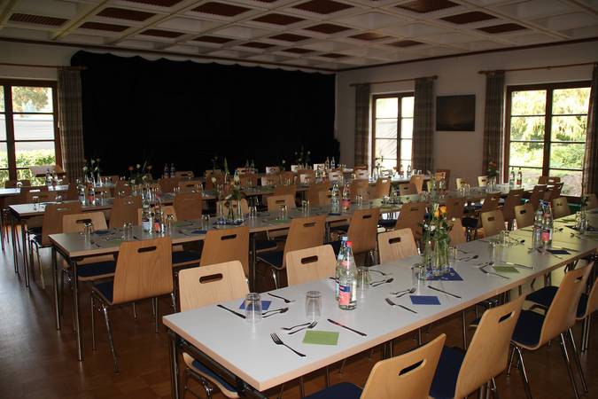 Evangelisches Gemeindehaus Gutach hergerichtet für ein Festessen mit 84 Personen. Gedeckte Tische mit Getränken und Besteck