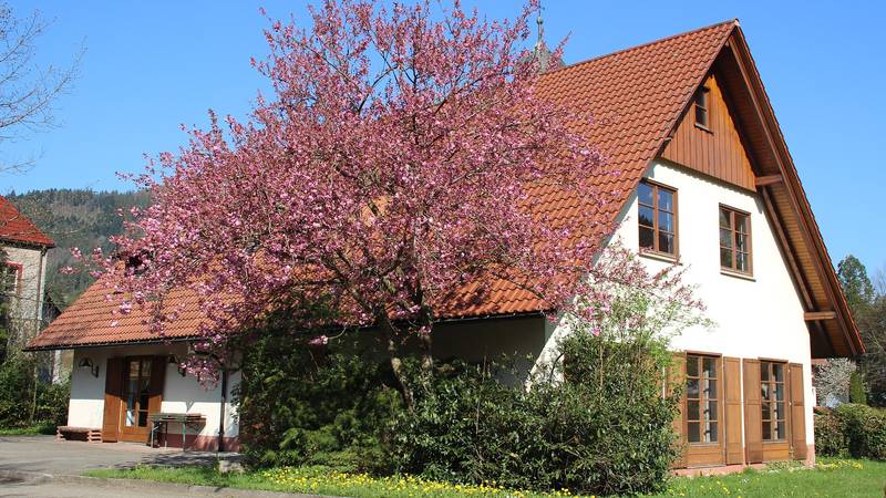 Evangelisches Gemeindehaus Gutach vom Parkplatz aus fotografiert