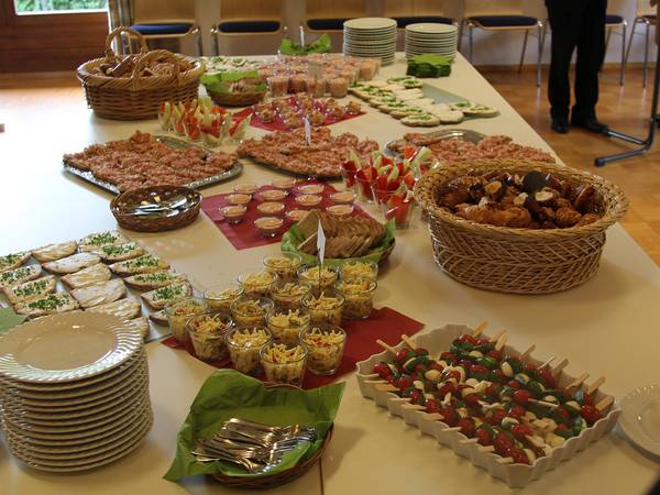 Evangelisches Gemeindehaus Gutach - Gedeckter Tisch mit bunten Häppchen / Fingerfood für einen Empfang