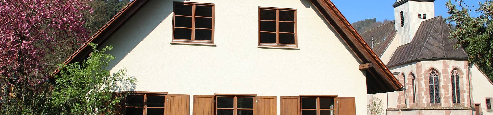 ev. Gemeindehaus Gutach und Kirche vom Parkplatz aus fotografiert