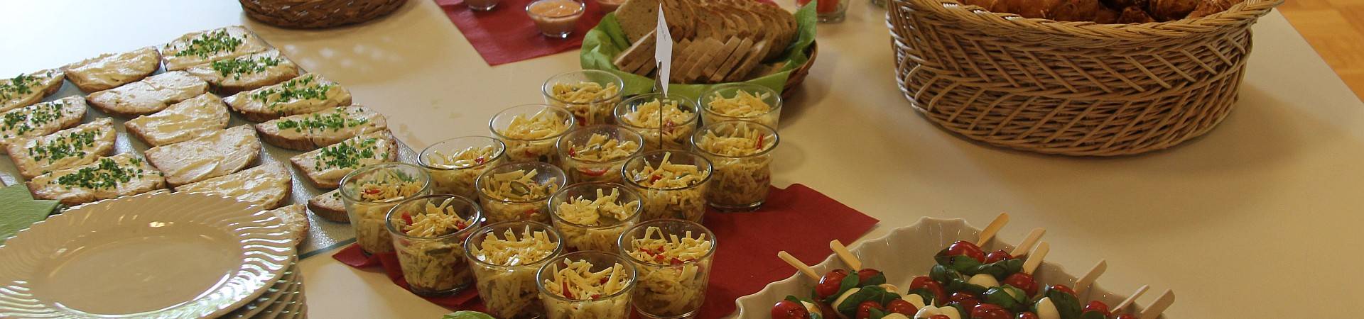Gedeckter Tisch mit Fingerfood für ein Gemeindefest oder Empfang im evangelischen Gemeindehaus Gutach