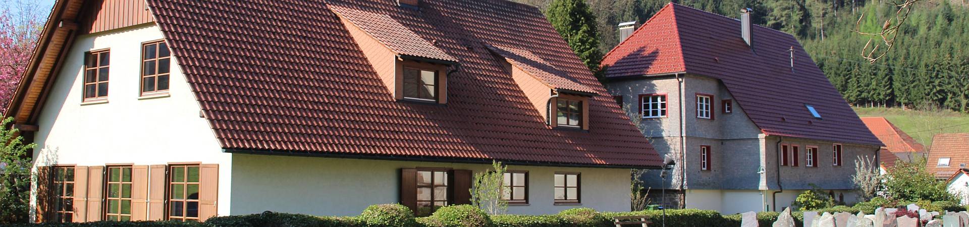 Bildausschnitt ev. Gemeindehaus Gutach und Pfarrhaus von Friedhof aus fotografiert