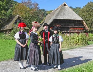 Freilichtmuseum Vogtsbauernhof - Trachtenträger vor dem Hof